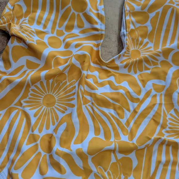 Samiol NWT Yellow and White Floral One-Piece Swimsuit Large - Picture 3 of 3